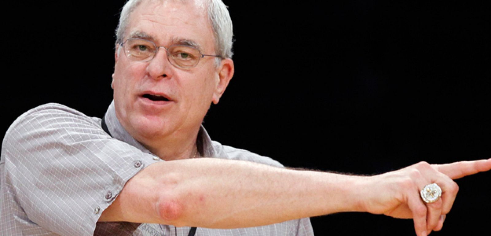 Phil Jackson seguirá un año al frente de Los Lakers un año más.