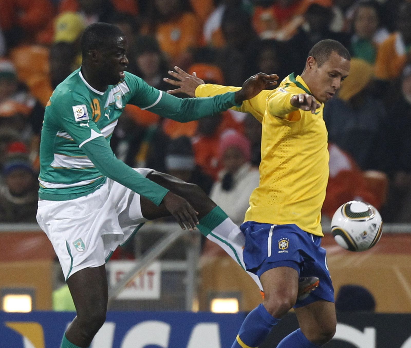 Touré Yayá disputa un balón a Luis Fabiano en el Mundial 2010