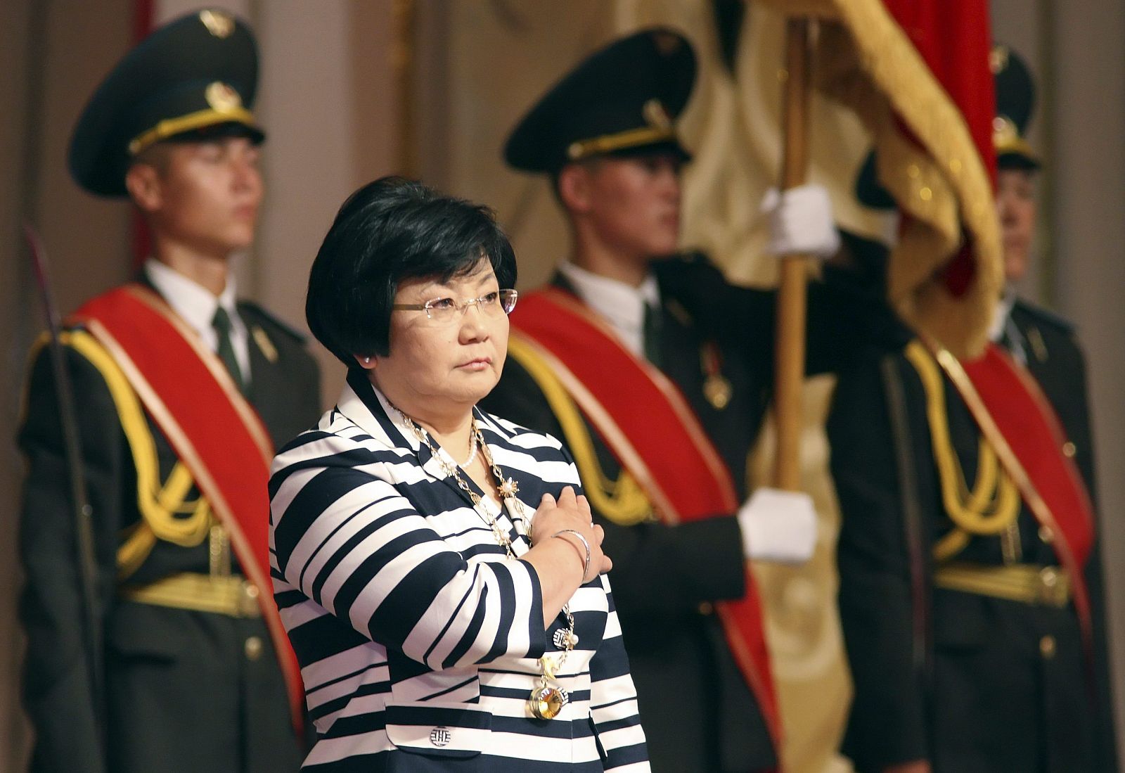 La presidenta interina de Kirguistán, Rosa Otunbayéva, toma de posesión de su cargo.