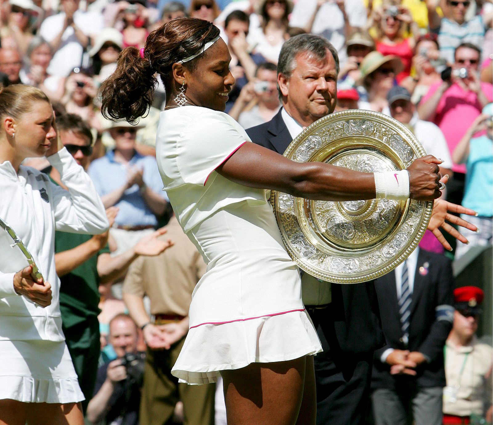 La estadounidense Serena Williams sostiene la ensaladera