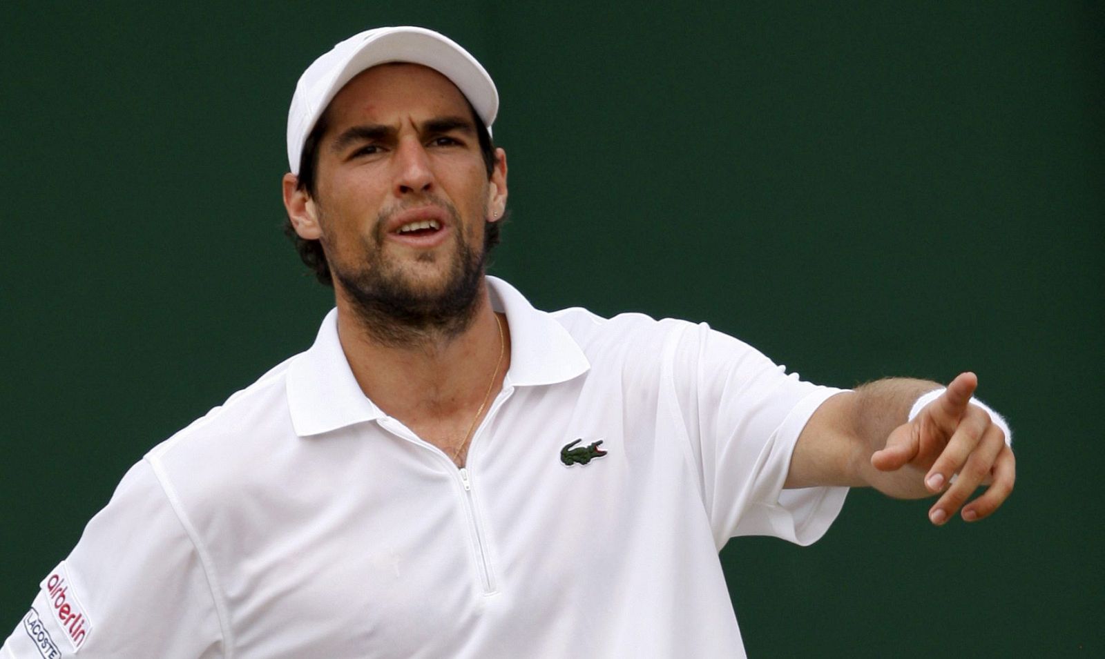 El tenista francés Jeremy Chardy reacciona durante su partido de tercera ronda contra el español David Ferrer del torneo de Wimbledon