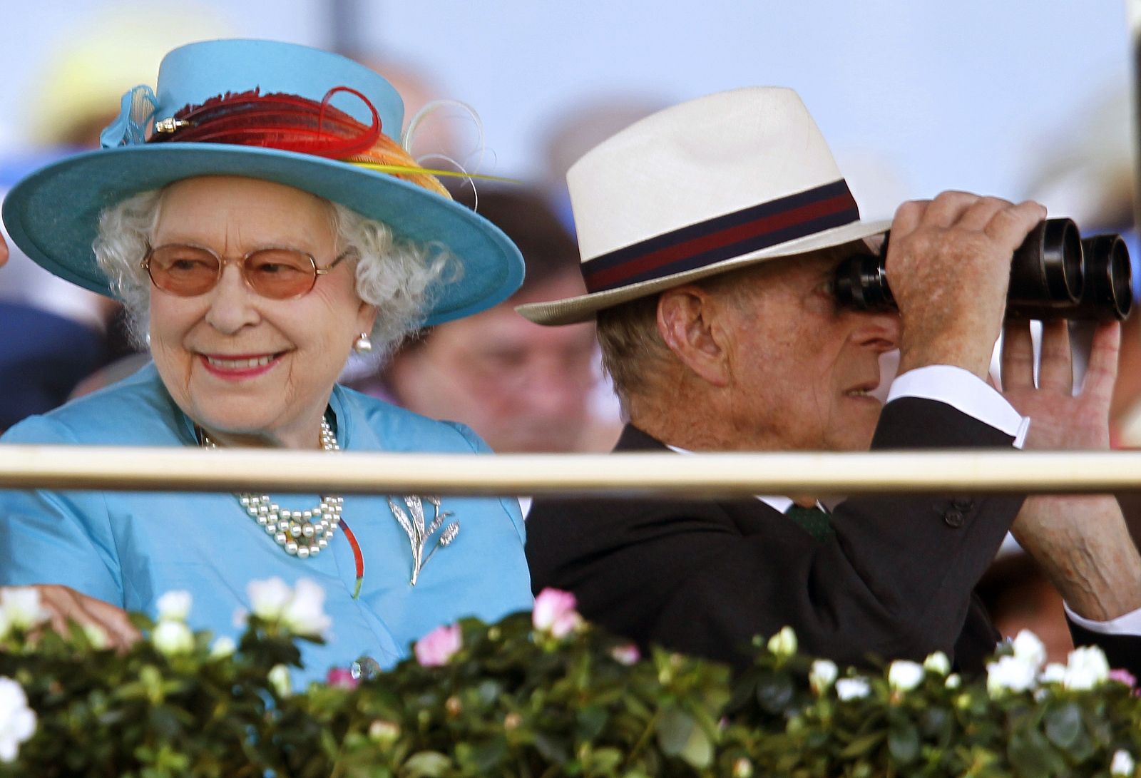 La Reina Isabel II y su marido, el Príncipe Felipe en una carrera de caballos en Toronto.