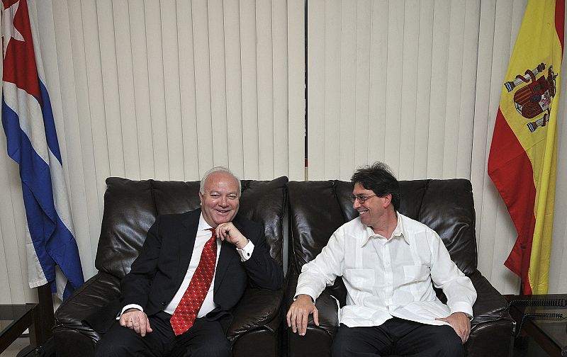 Moratinos y su homólogo cubano Bruno Rodríguez en el aeropuerto de La Habana.