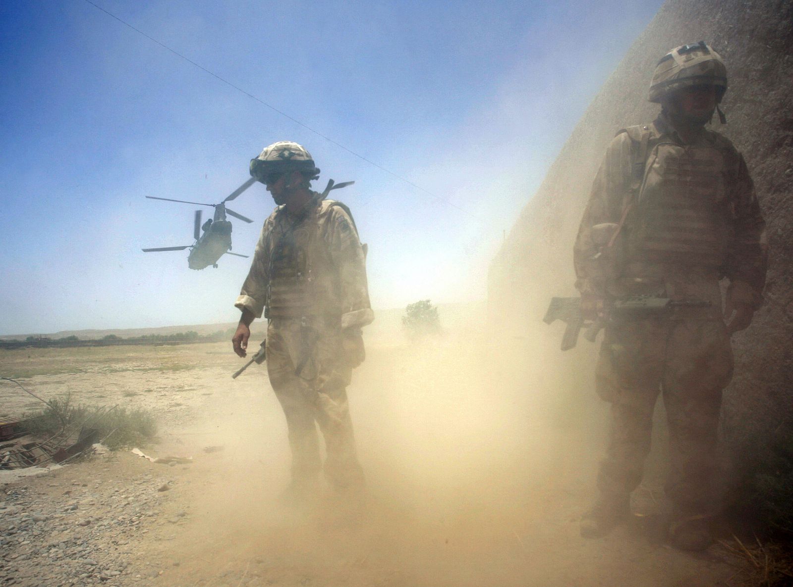 Un helicóptero británico levanta polvo en el valle de Sangin.