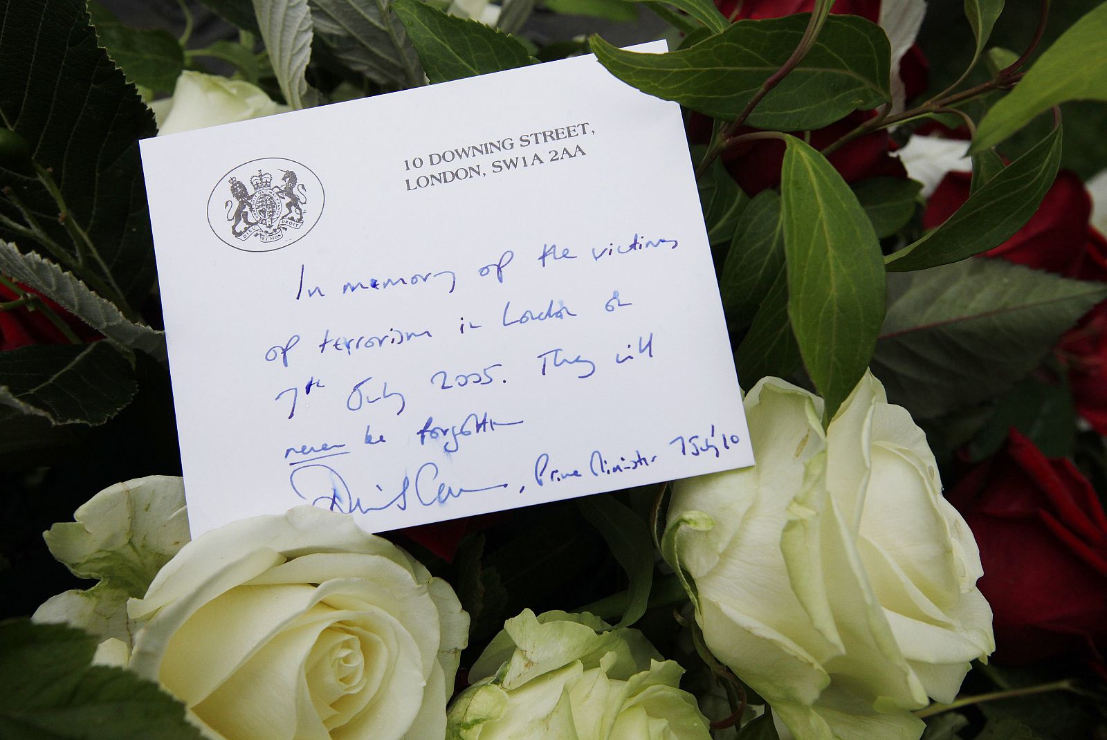 Ramo de flores enviado por David Cameron como homenaje a los 52 fallecidos