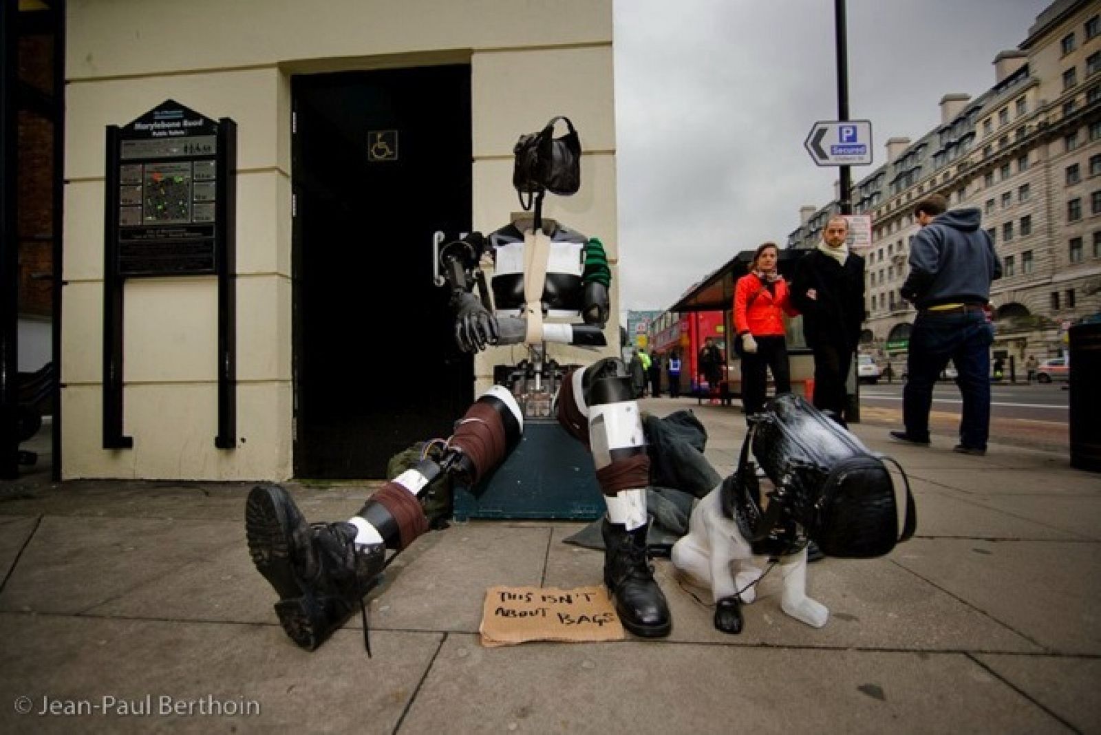 Robot construido por Giles Walker con materiales encontrados en depósitos de chatarra.