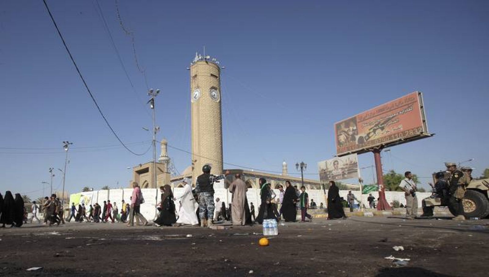 Escenario del atentado con bomba cerca de la mezquita de Abu Hanifa en Bagdad.