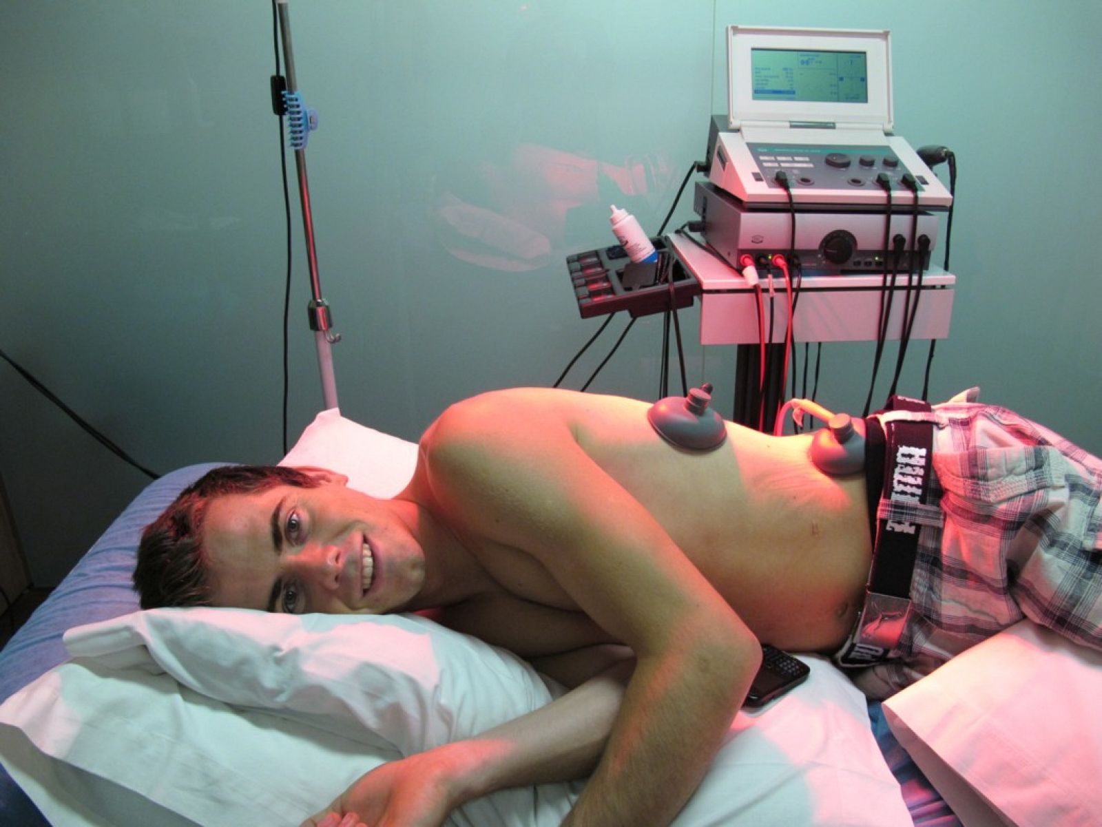 Nico Terol aparece con un lumbostato elástico, que le está ayudando en su recuperación.