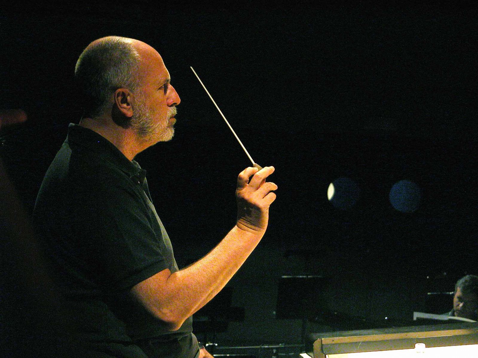 López Cobos ensaya 'La Traviata' con la Orquesta Sinfónica de Madrid.
