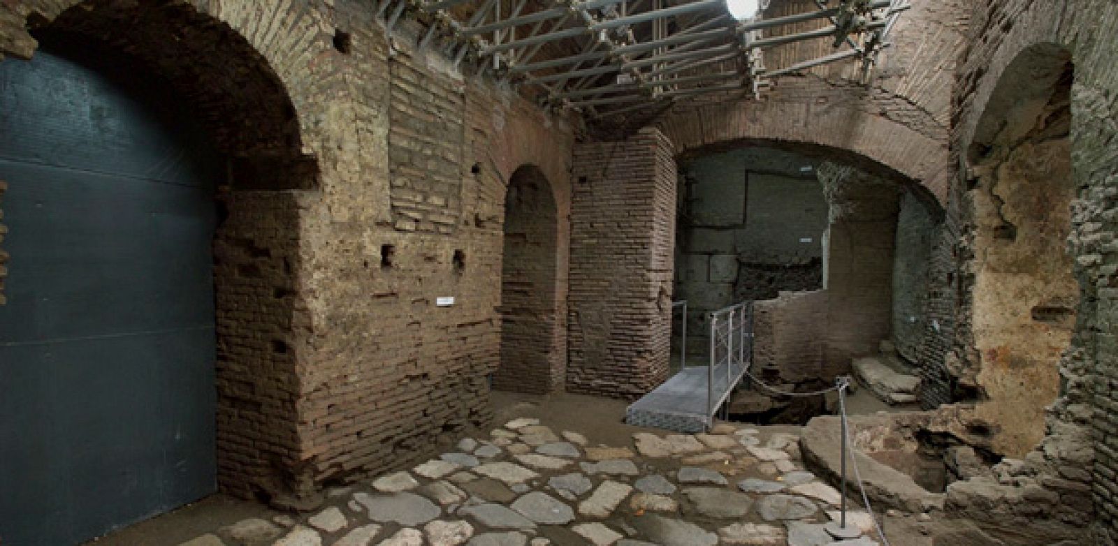 Interior de la cripta Balbi, un complejo arquitectónico milenario convertido en museo, donde el Museo Nacional de Roma ha desenterrado doscientas cerámicas que trazan un recorrido histórico de la vida en la Cripta