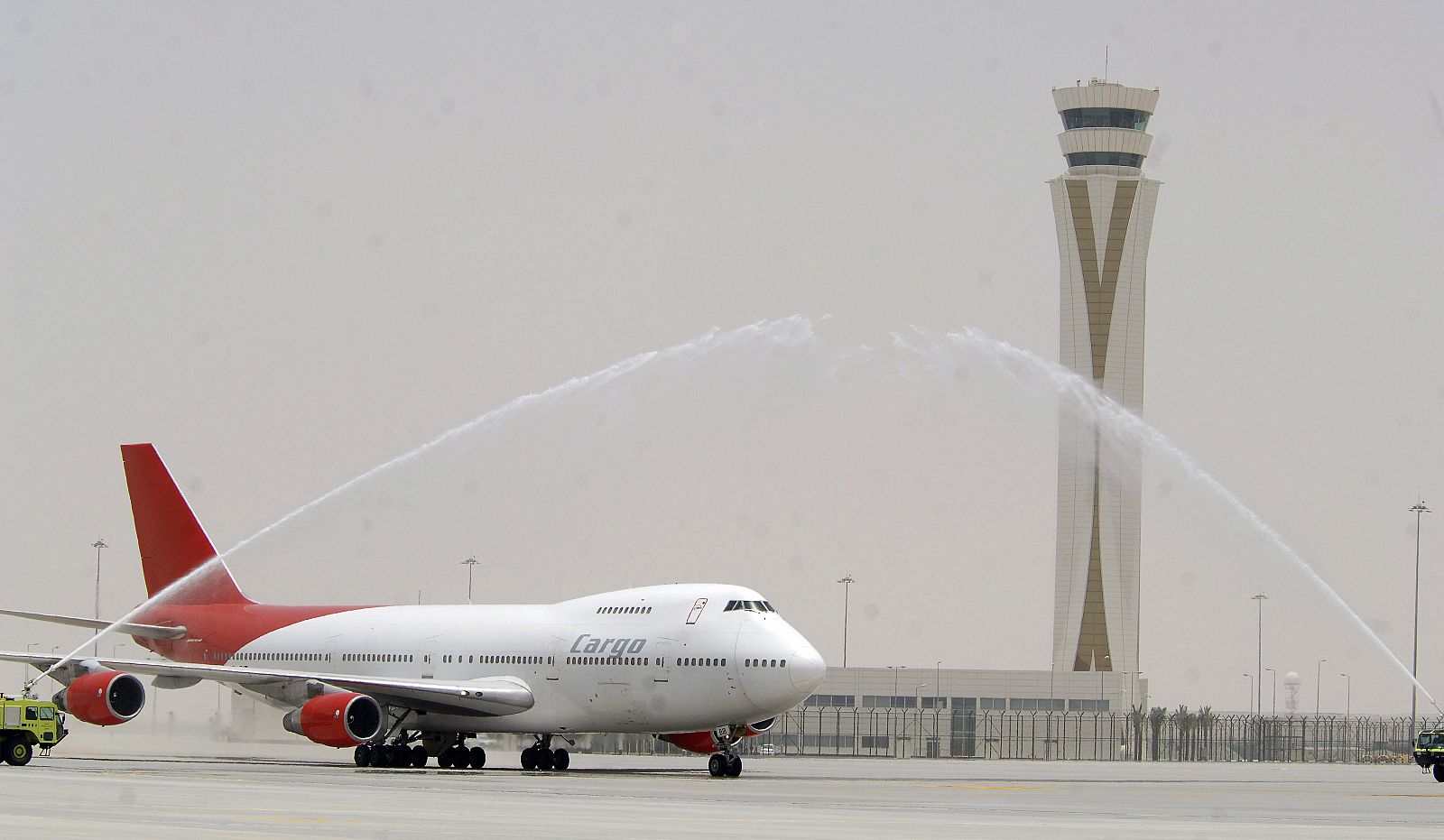 Un avión de carga llega al Dubai World Central-Al Maktoum International airport