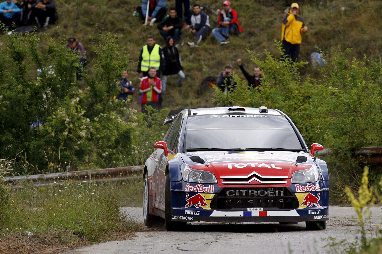 El piloto francés Sebastien Loeb conduce su Citroen C4 WRC