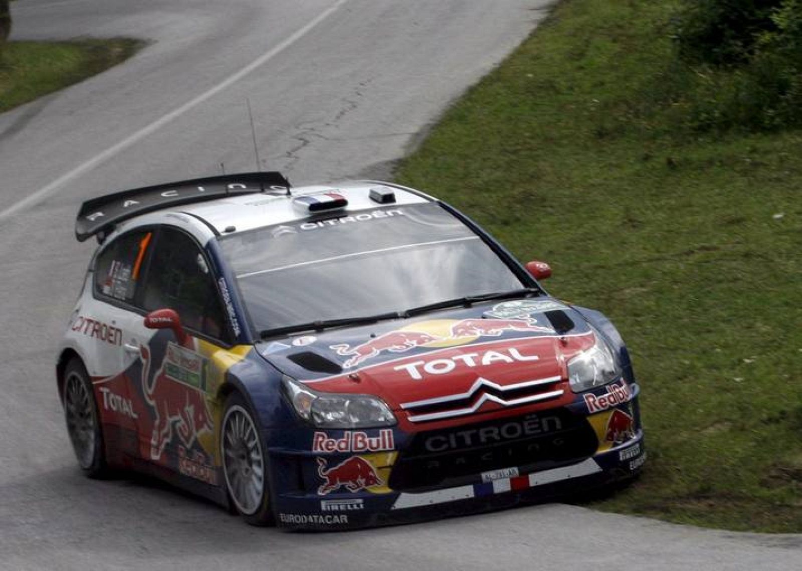 El francés Sebastien Loeb conduce su Citroen C4 WRC