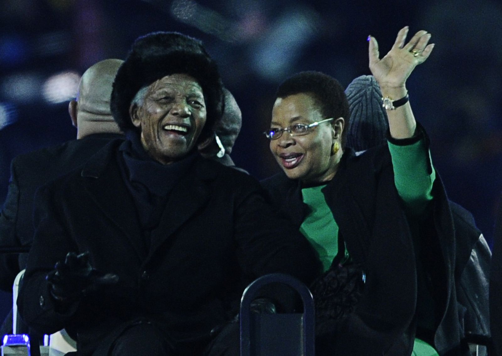 Nelson Mandela saluda a los aficionados en el Soccer City.