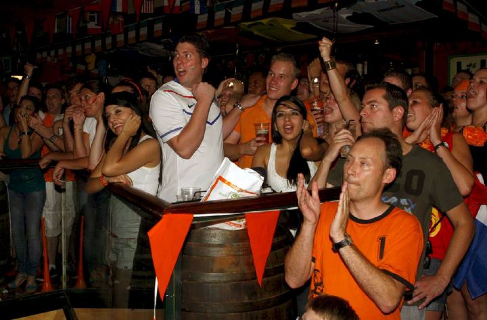Varios aficionados de la selección holandesa en la Casa de Holanda de Madrid.
