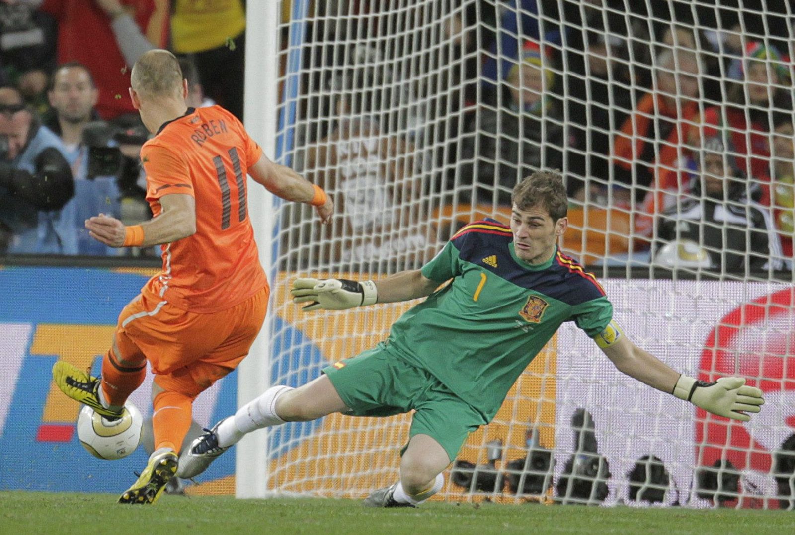 Robben intenta batir a Casillas en la final de Sudáfrica 2010