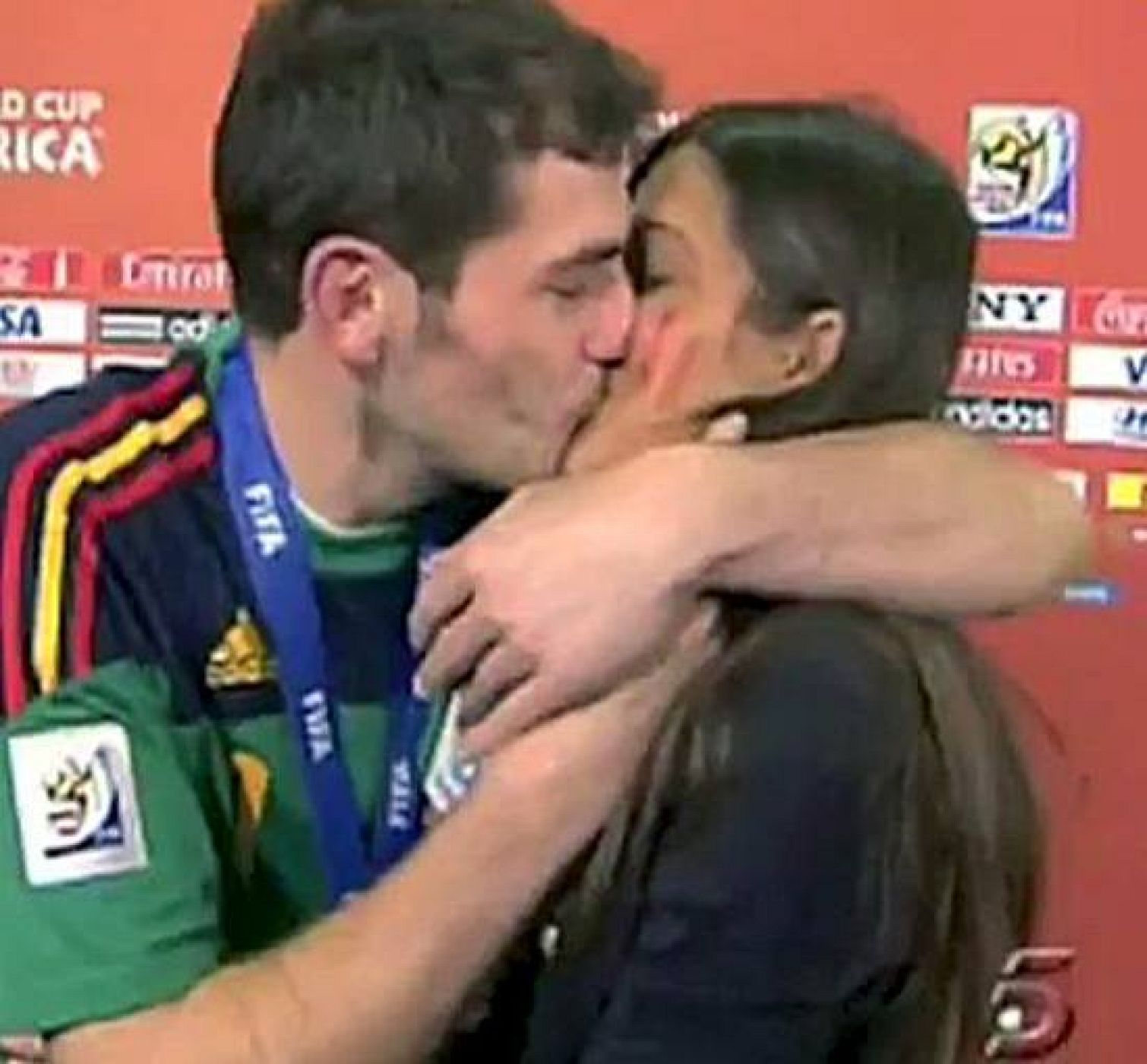 Iker Casillas besa a Sara Carbonero minutos después de ganar el Mundial.