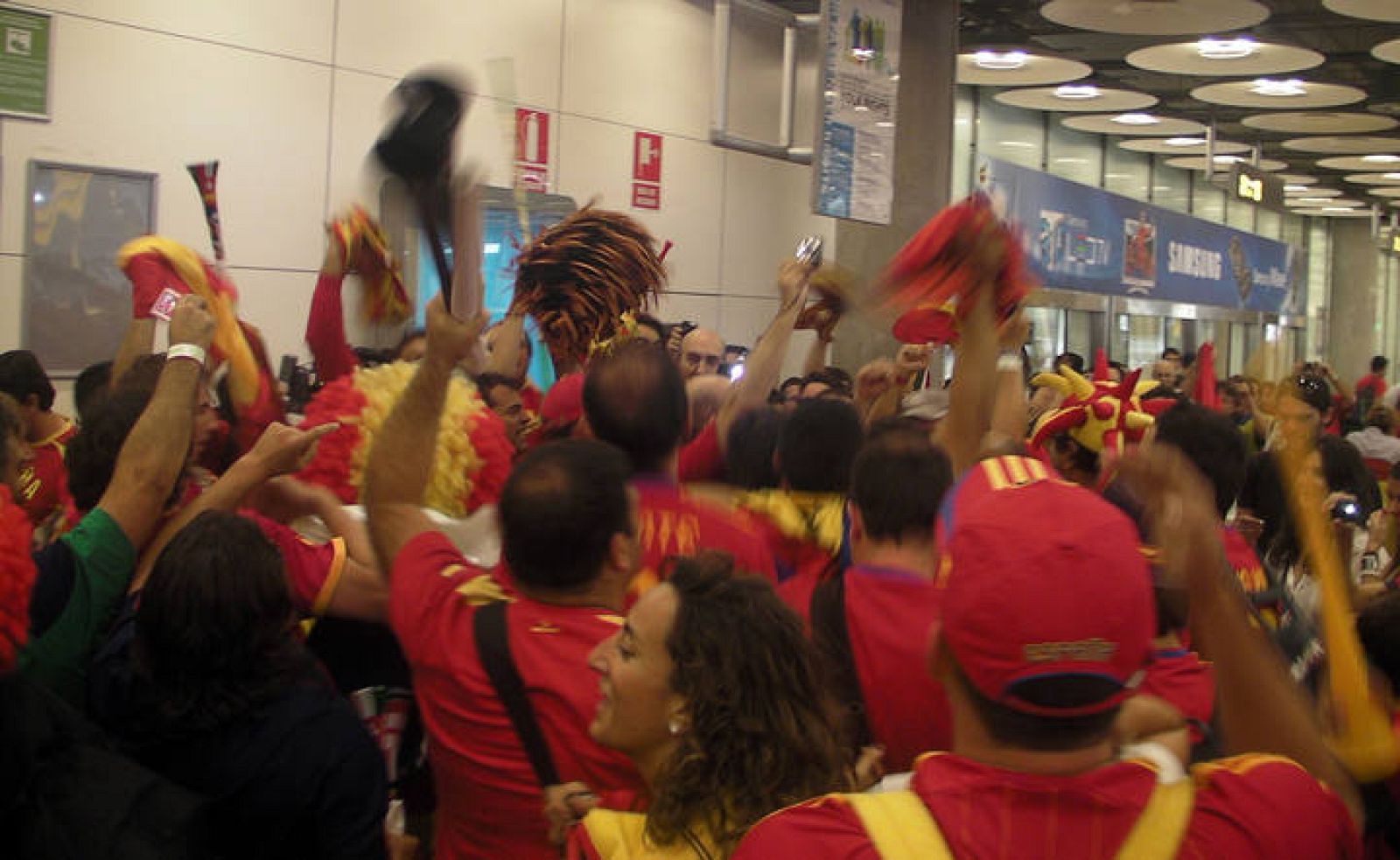 La marea Roja vuelve a España para celebrar el triunfo con la Selección en casa 
