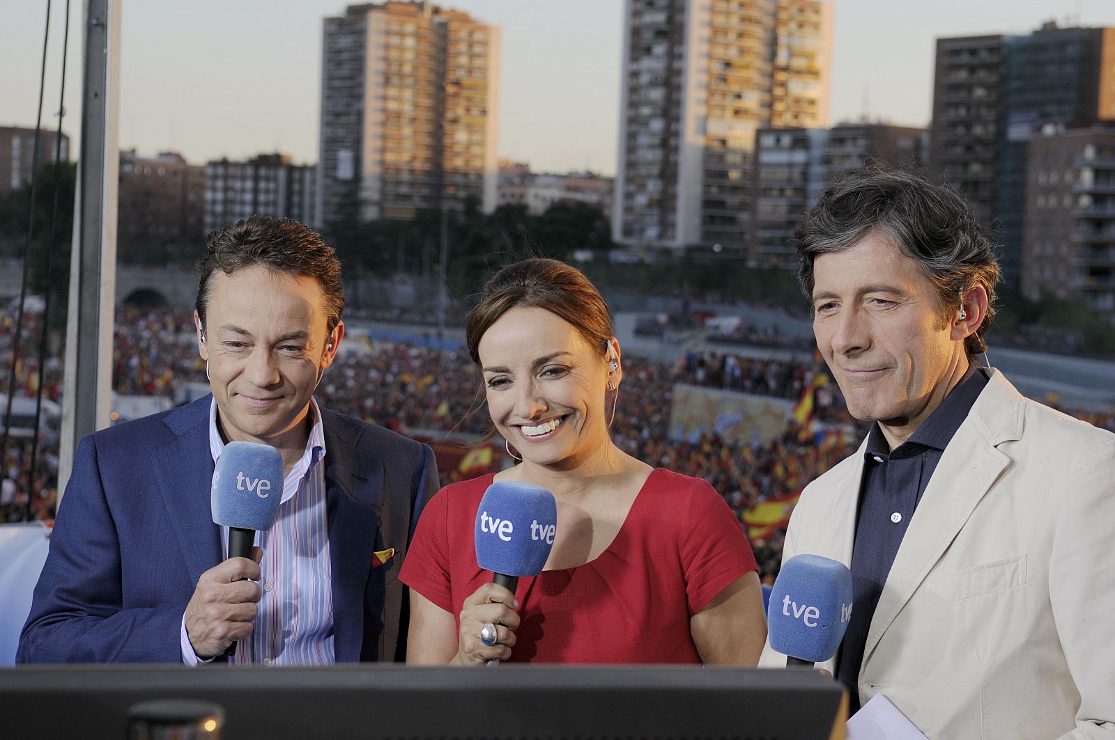 Sergio Sauca, Pepa Bueno y Jesús Álvarez, en un momento de la retransmisión de TVE de la fiesta de la selección por las calles de Madrid.