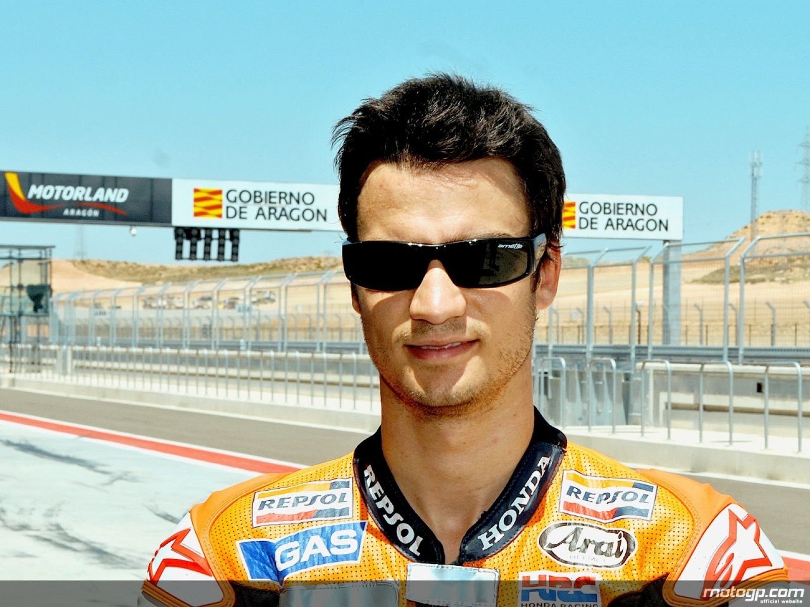 Dani Pedrosa posa junto al nuevo circuito Motorland.