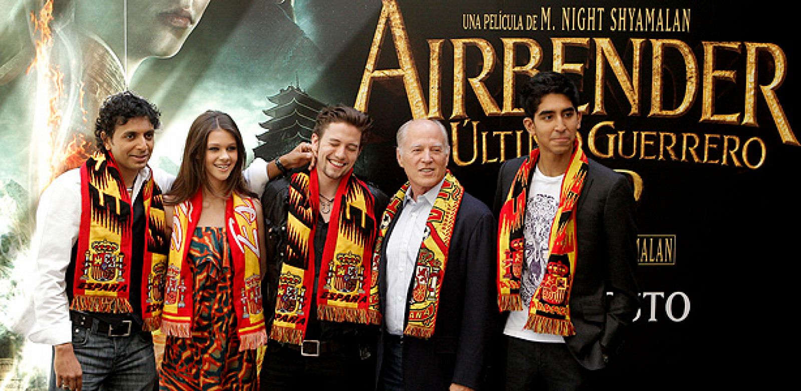 Night Shyamalan (i), director de la película "The last Airbender", junto a los actores Nicola Peltz, Jackson Rathbone (c) y Dev Patel (d), y el productor Frank Marshall, con bufandas de la selección española