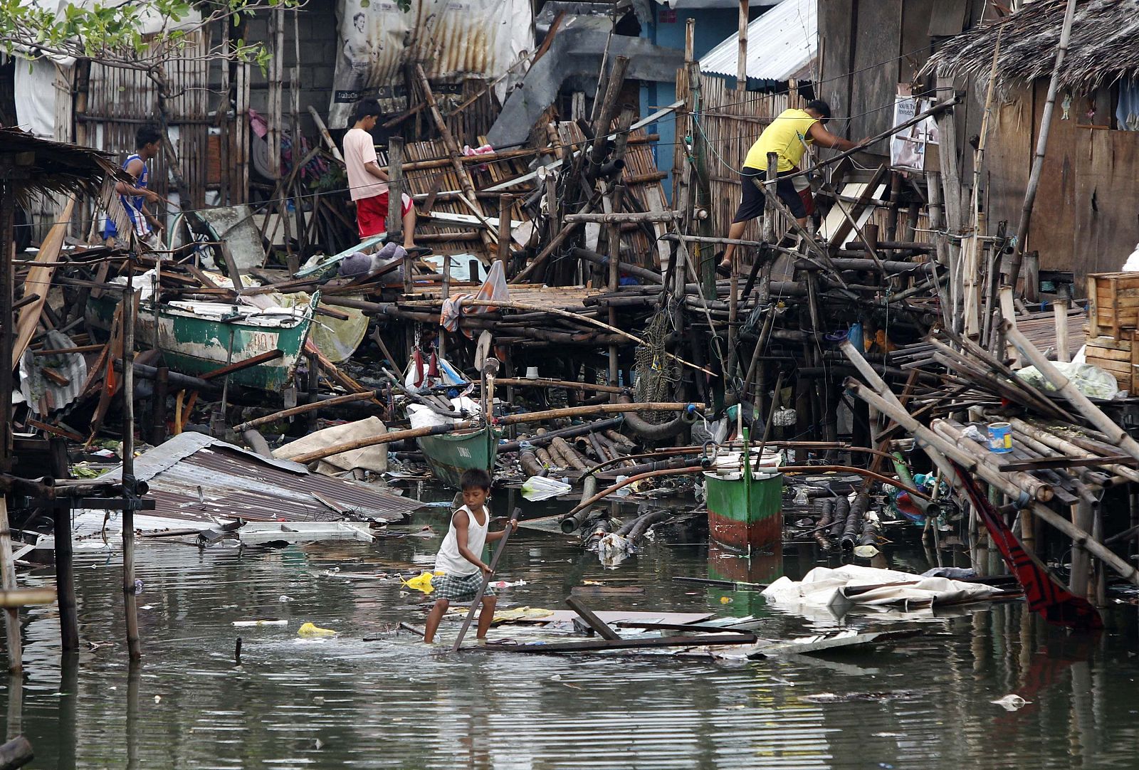 Imágenes de casas destruidas por el tifón 'Conson' en los alrededores de Manila