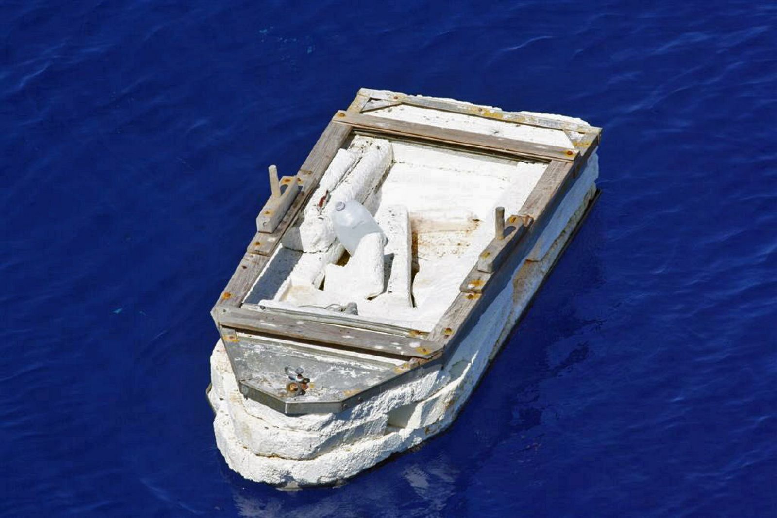 Fotografía donde se aprecia la balsa construida con espuma de poliuretano (gomaespuma) que llevaba a un ciudadano cubano que estuvo 25 días a la deriva