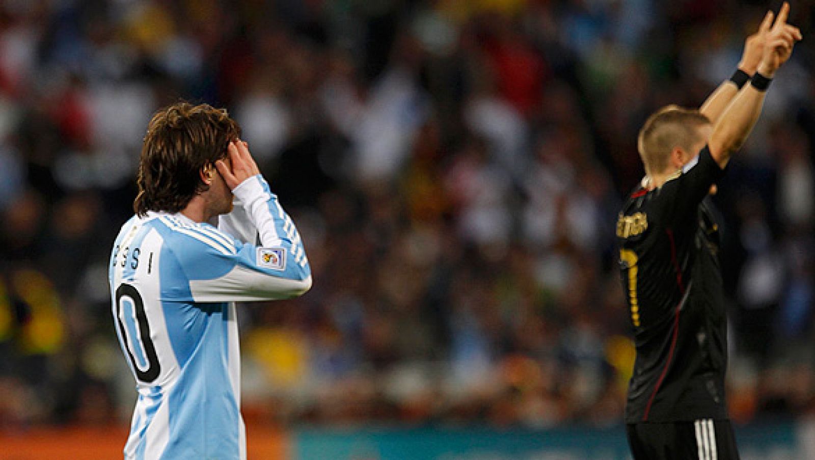 Messi se echa las manos a la cara tras la eliminación de Argentina en los cuartos de final disputados ante Alemania. Al fondo, Schweinsteiger alza los brazos en señal de victoria.