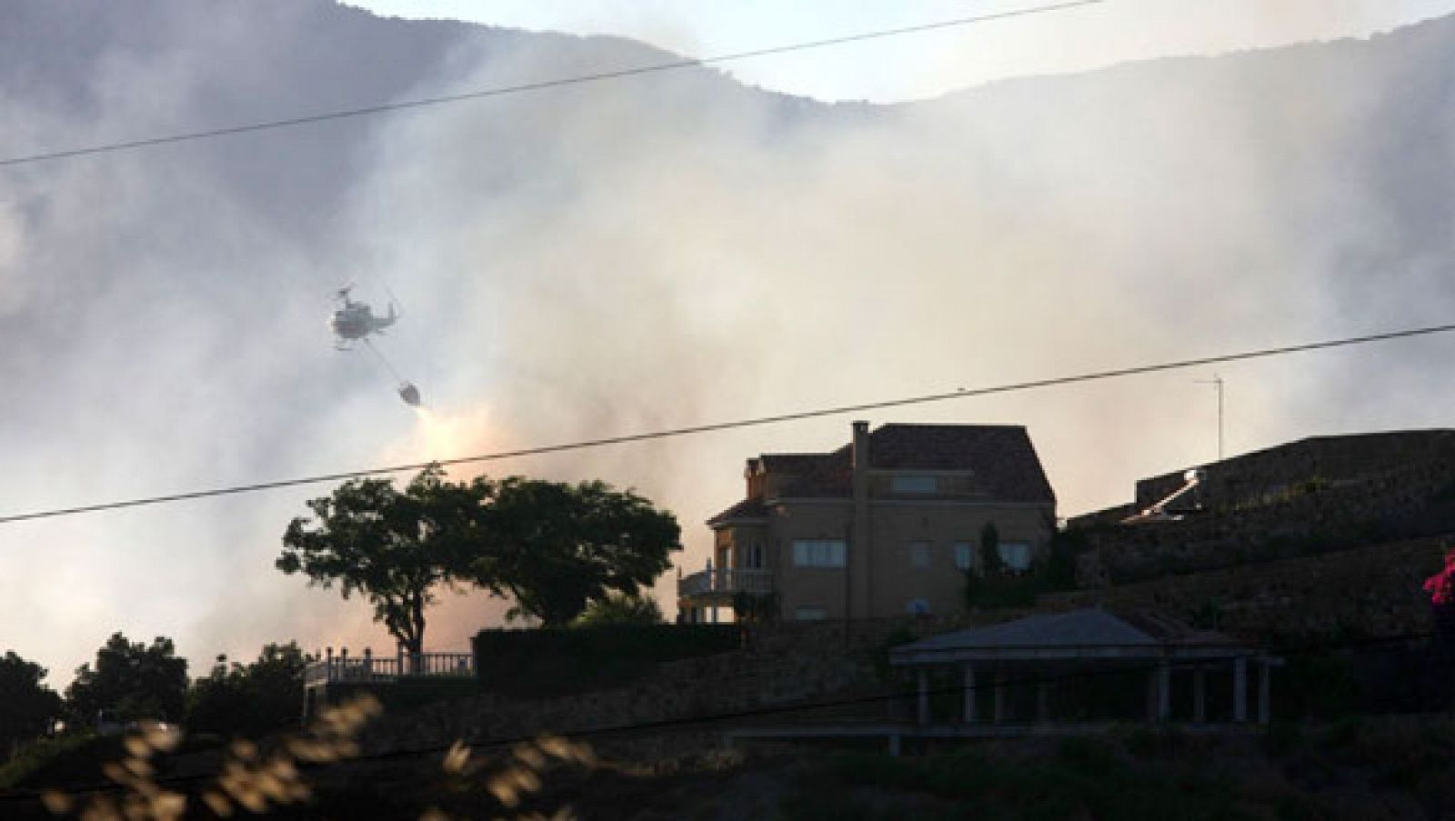 Efectivos contra incendios continúan con las labores de extinción en Estepona