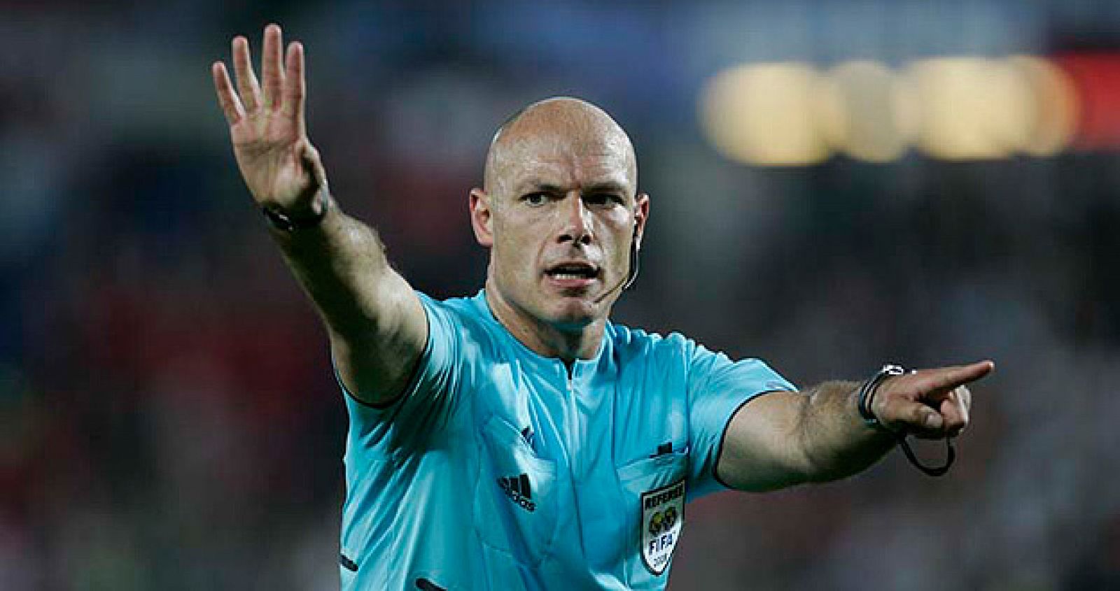 Howard Webb durante la final del Mundial que enfrentó a España y Holanda