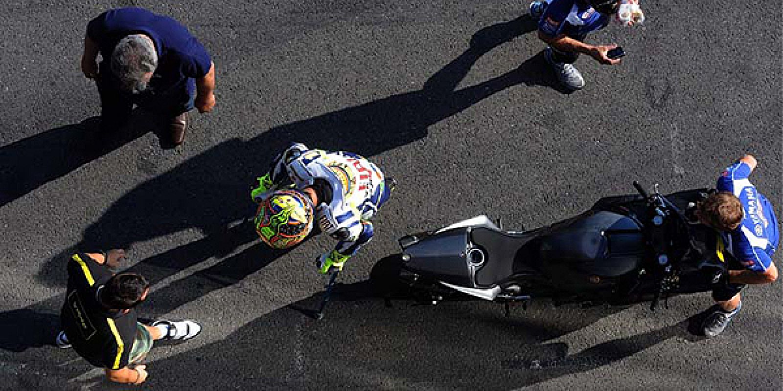 Valentino Rossi con sus muletas en el circuito de Brno la semana pasada.