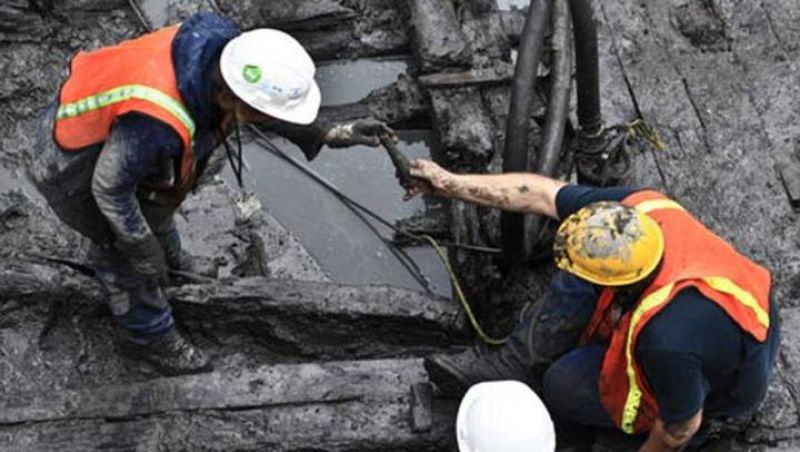 Imagen de los restos del barco desenterrados por los operarios en el World Trade Center.