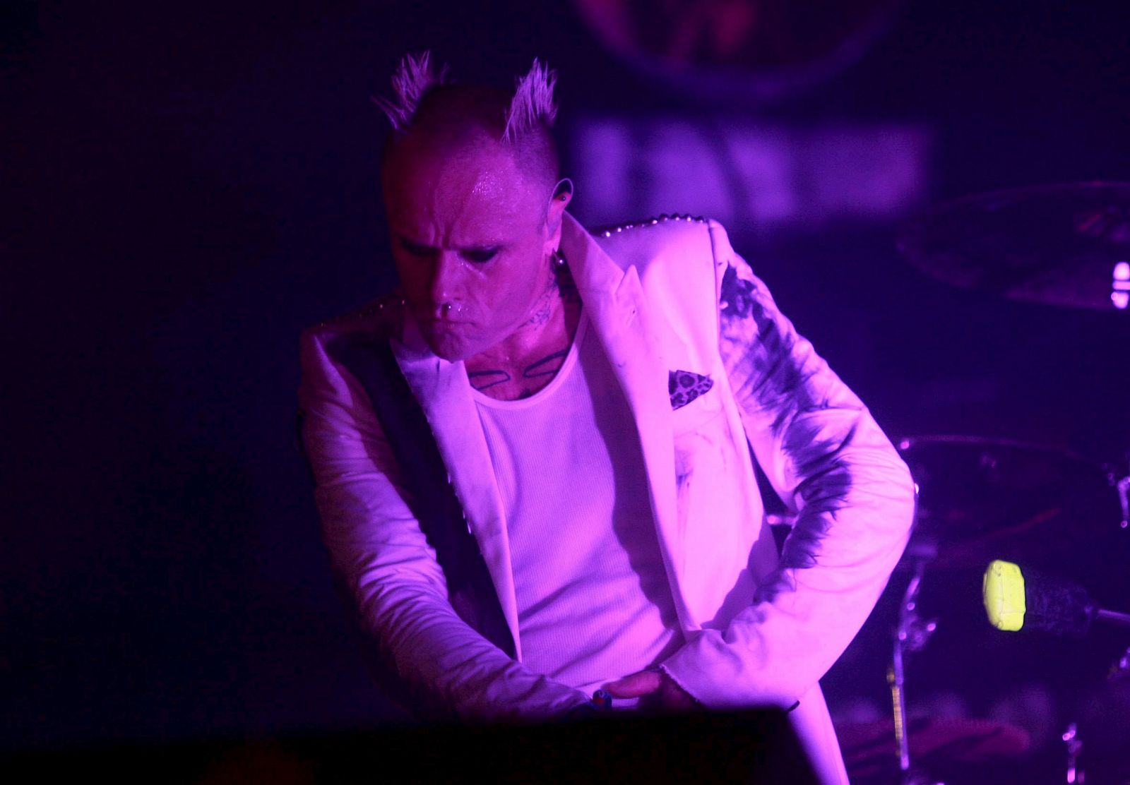 Un integrante del grupo inglés de música electrónica, Prodigy, durante su actuación en el escenario verde del FIB.