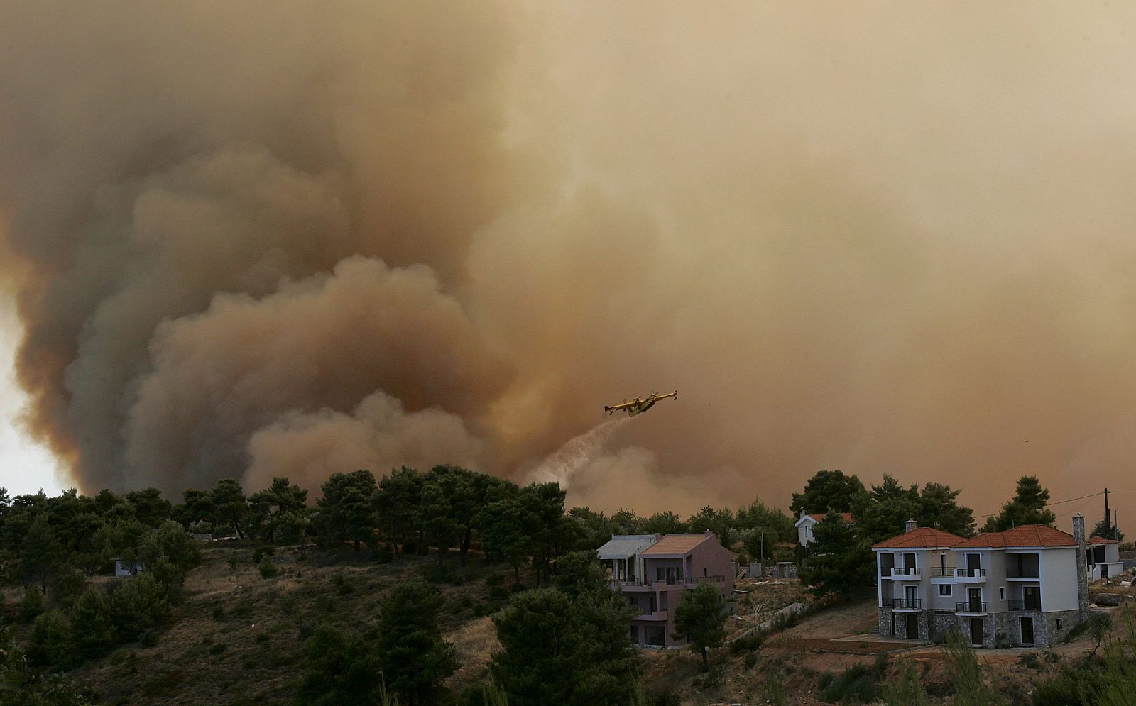 Los primeros incendios forestales del verano queman 1.500 hectáreas en Grecia