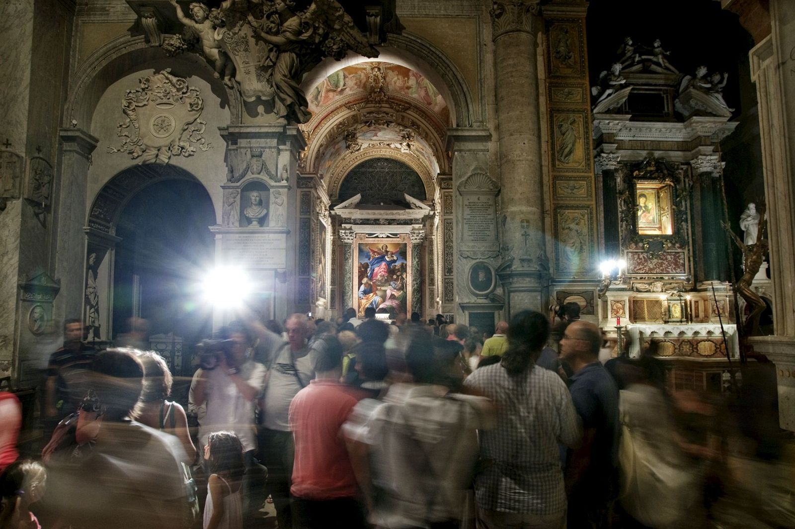 LARGAS COLAS Y ENTUSIASMO EN LA NOCHE DE CARAVAGGIO