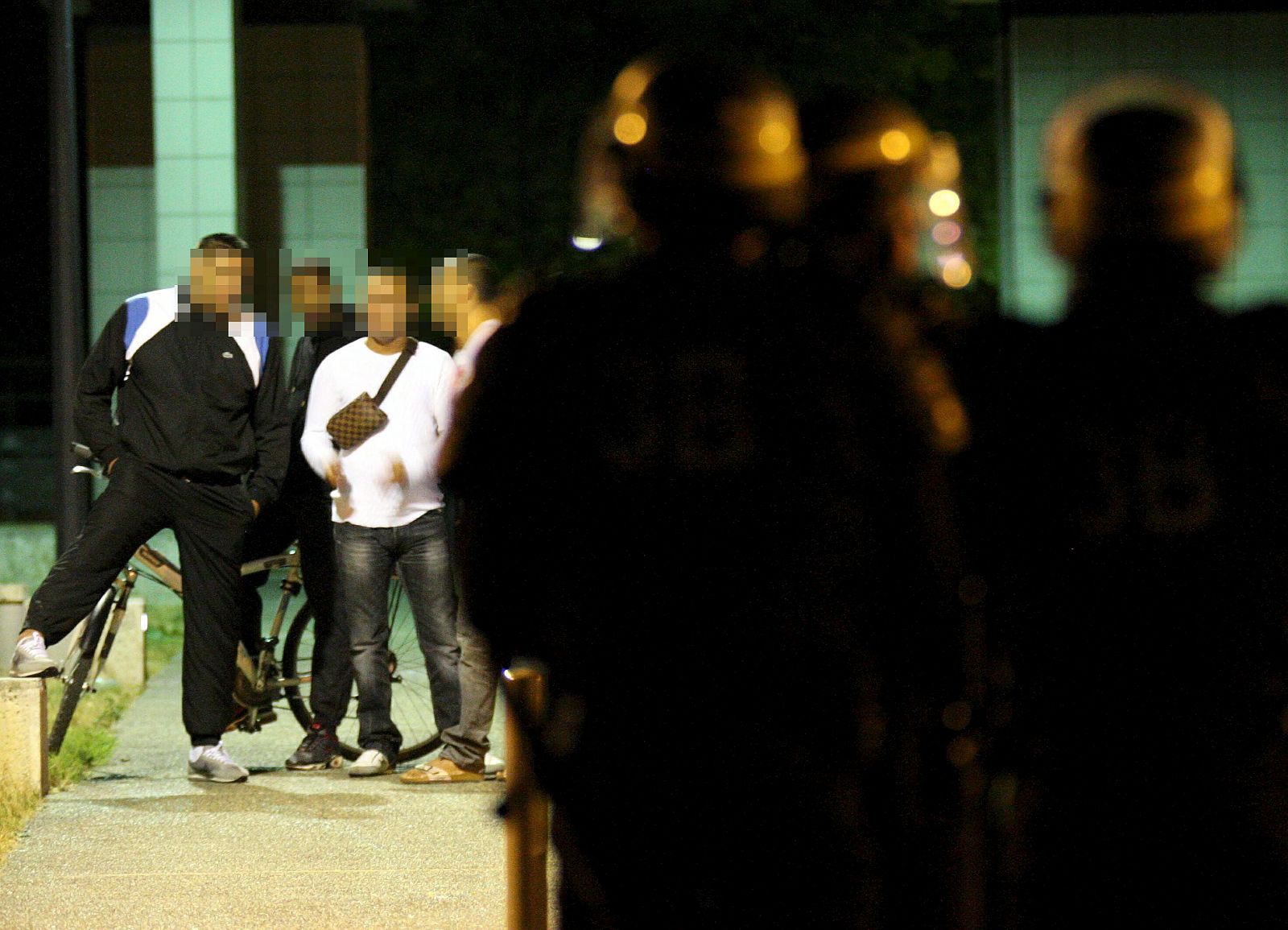 Agentes antidisturbios toman posiciones en Grenoble durante las protestas desencadenadas por la muerte de un atracador a manos de la Policía.