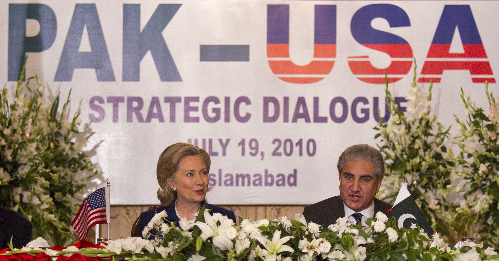 Hillayr Clinton, junto a su homólogo paquistaní en Islamabad.