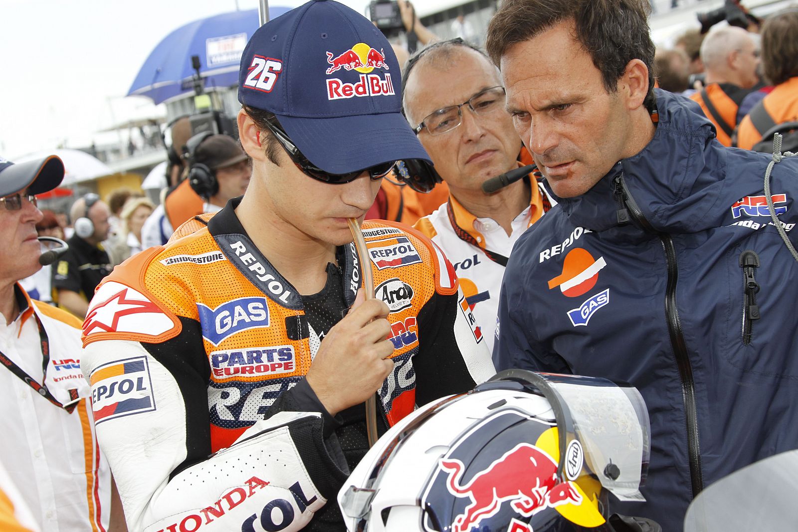 Dani Pedrosa junto a su manager, el ex piloto Alberto Puig.