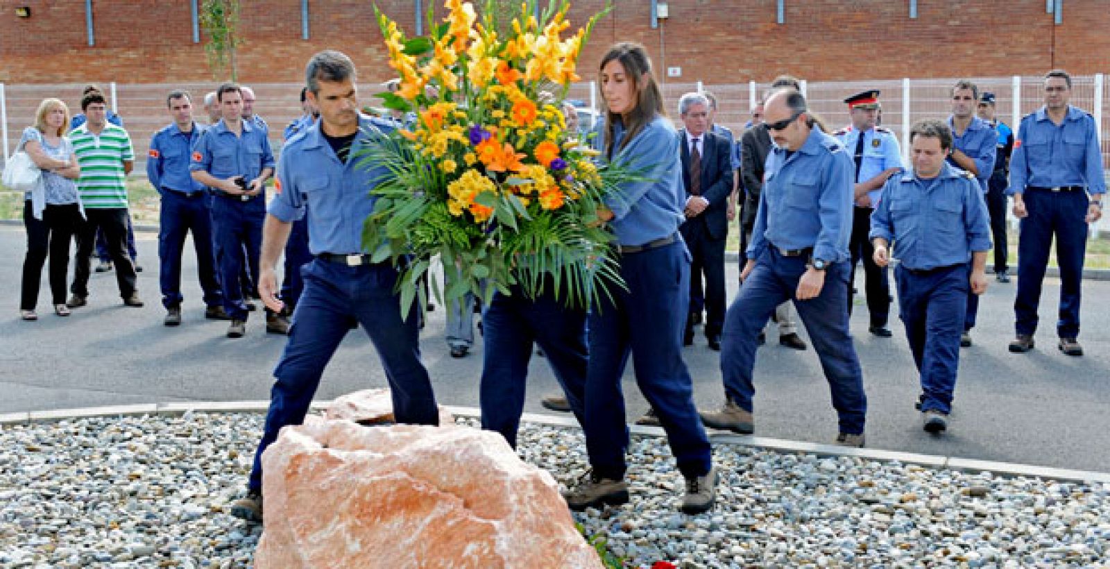 Un centenar de bomberos han asistido a la ofrenda floral celebrada esta mañana en la Región de Emergencias de Lleida en recuerdo de los 5 bomberos que fallecieron hace hoy un año en el incendio de Horta de Sant Joan (Tarragona), acto al que no ha acudido ninguno de los familiares de las víctimas.