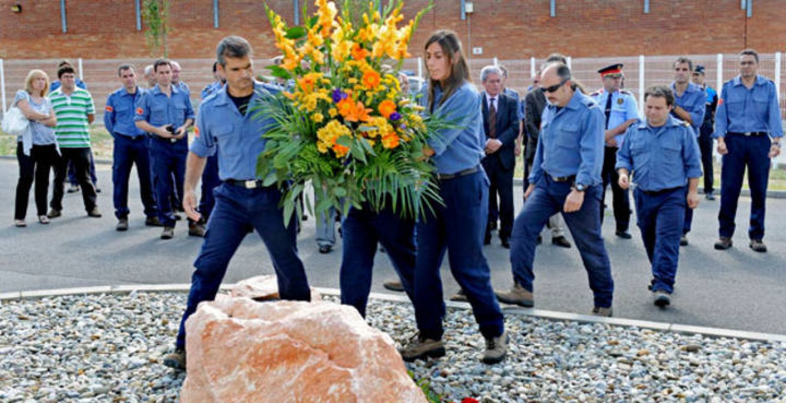  Un centenar de bomberos han asistido a la ofrenda floral celebrada esta mañana en la Región de Emergencias de Lleida en recuerdo de los 5 bomberos que fallecieron hace hoy un año en el incendio de Horta de Sant Joan (Tarragona), acto al que no ha acudido ninguno de los familiares de las víctimas.