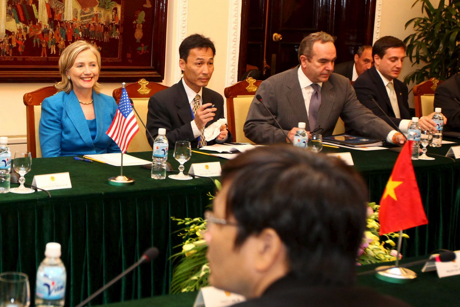 La secretaria de Estado estadounidense, Hilary Clinton, asiste a una reunión con oficiales del gobierno de Vietnam en la cumbre entre Canadá y la ASEANen Hanoi.