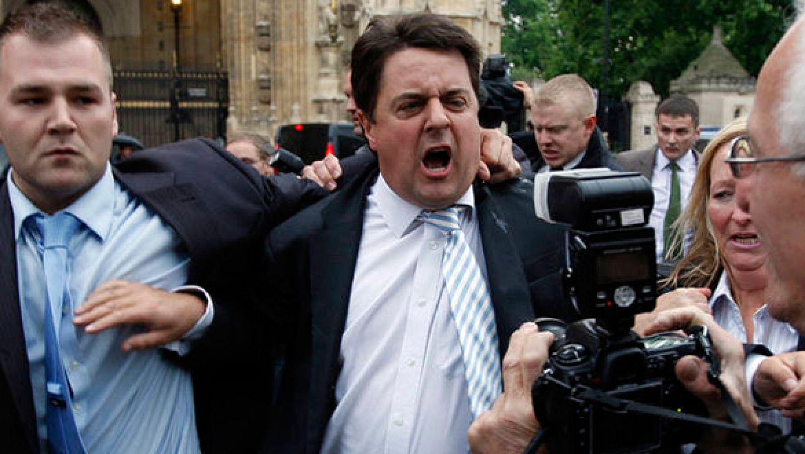 Nick Griffin sale de la Casa del Parlamento inglés durante el pasado verano