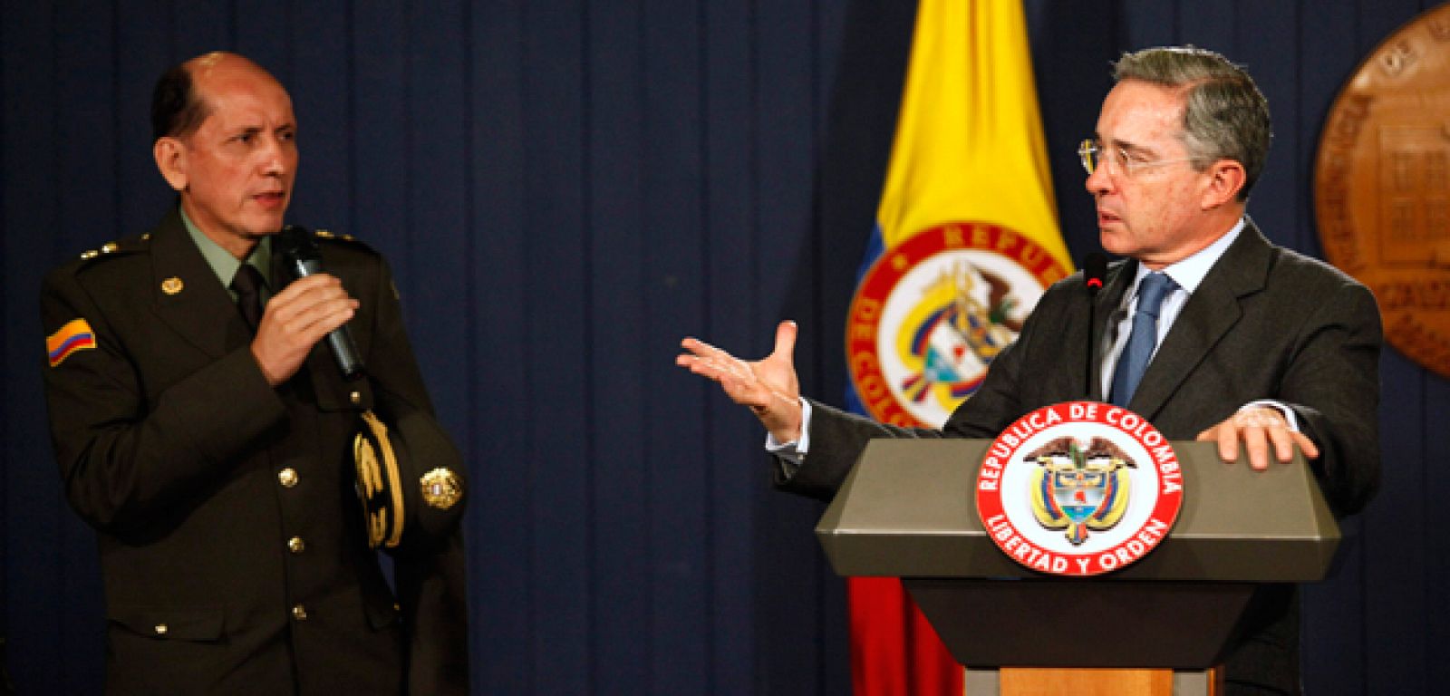 Álvaro Uribe habla con el General Mendieta en el palacio presidencial de Bogotá