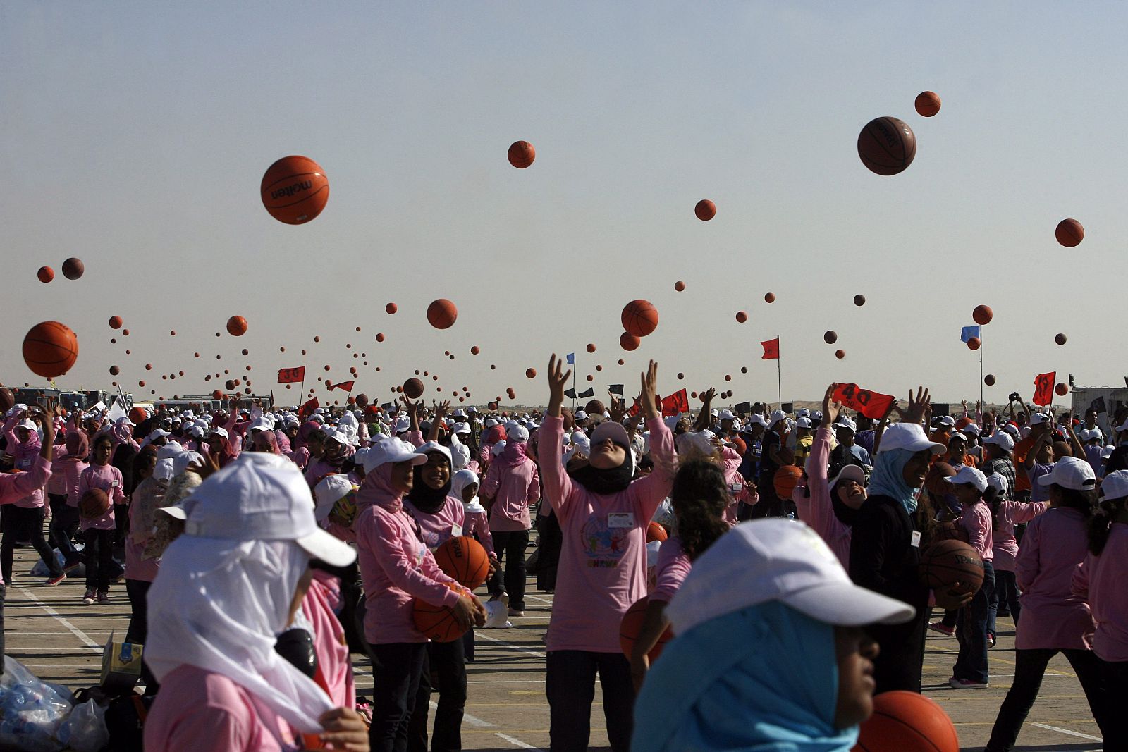 Miles de niños palestinos arrojan al aire balones de baloncesto en un intento por romper el registro mundial de balones de baloncesto arrojados al aire al mismo tiempo,