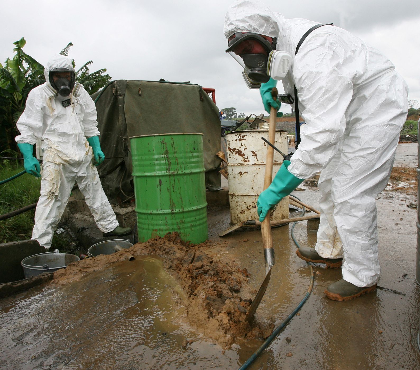 Expertos tratan de descontaminar el poblado de Akuedo, en Costa de Marfil, afectado por el vertido.