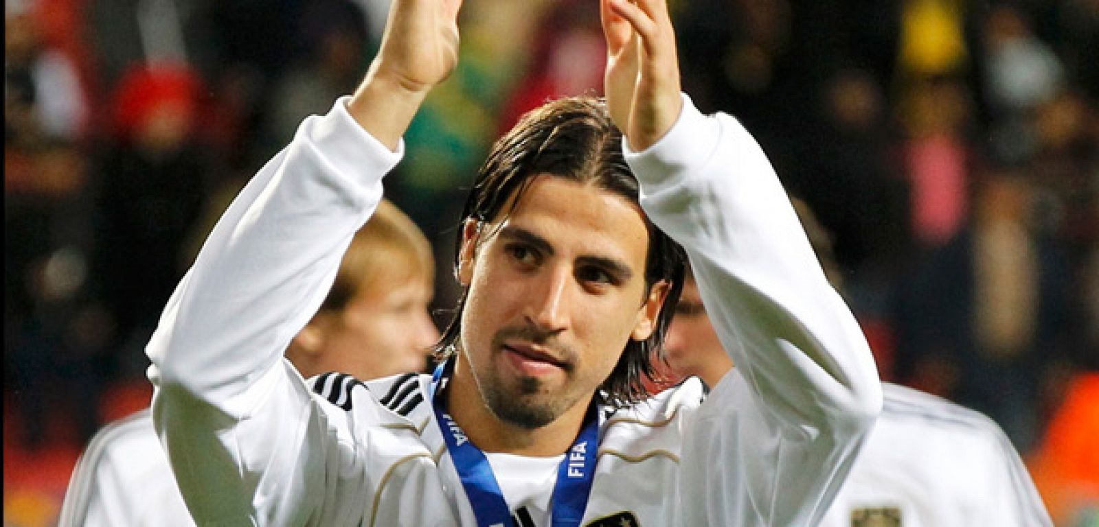 Sami Khedira, jugador de la selección alemana saluda a la afición tras finalizar uno de los partidos del Mundial.