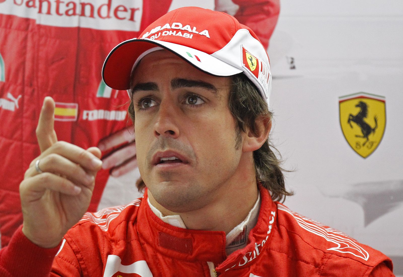 Fernando Alonso gesticula desde el paddock durante la primera sesión de libres en el circuito de Hockenheim.