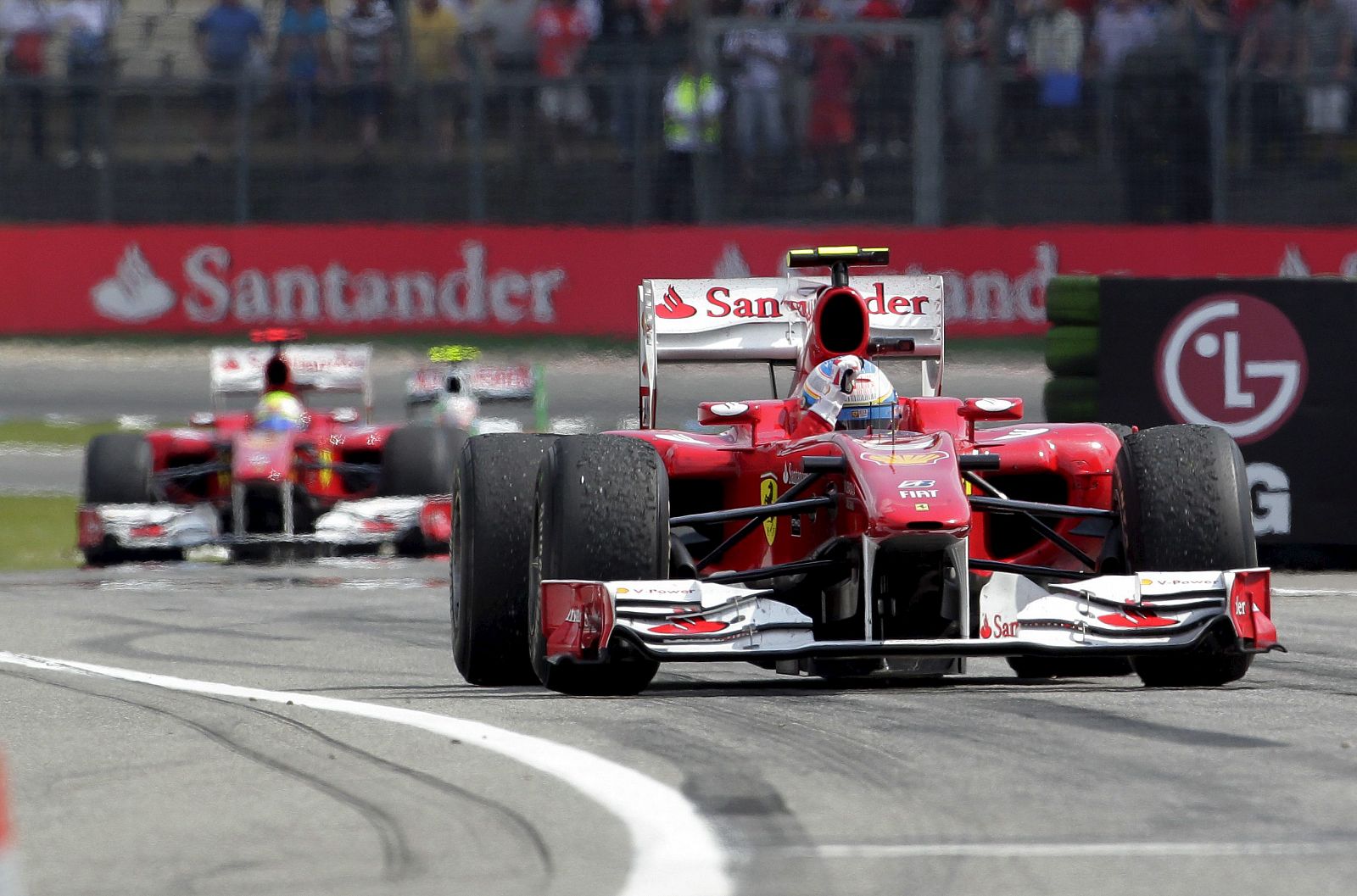 Fernando Alonso adelantó a Massa después de que este aflojara el pie de acelerador.