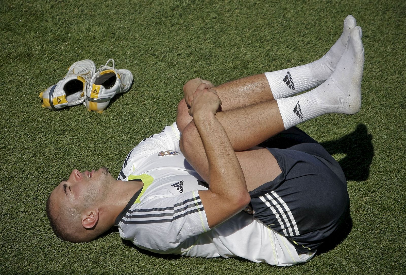 El jugador francés del Real Madrid Karim Benzemá hace estiramientos durante el primer entrenamiento de la temporada.