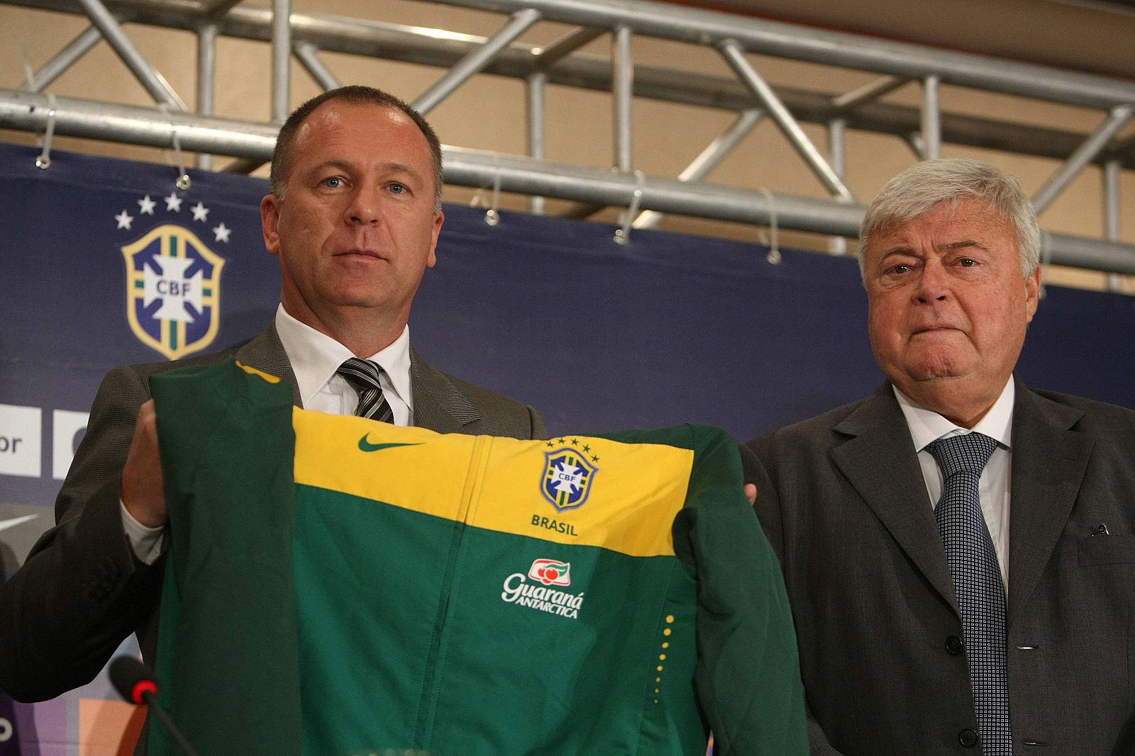 El nuevo director técnico de la selección brasileña de fútbol, Mano Menezes, muestra una prenda del equipo entregada por el presidente de la CBF, Ricardo Teixeira.